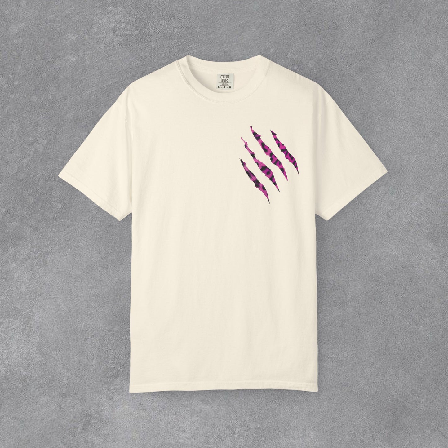 Copy of 💗 TATLI GÖRÜN,TARZINLA İZ BIRAK! 💗  “Sweet Glam” Puff Logo Tee ✨ Pembe kadife pençe detayıyla basic tişört anlayışını tamamen değiştiriyor. 🎀