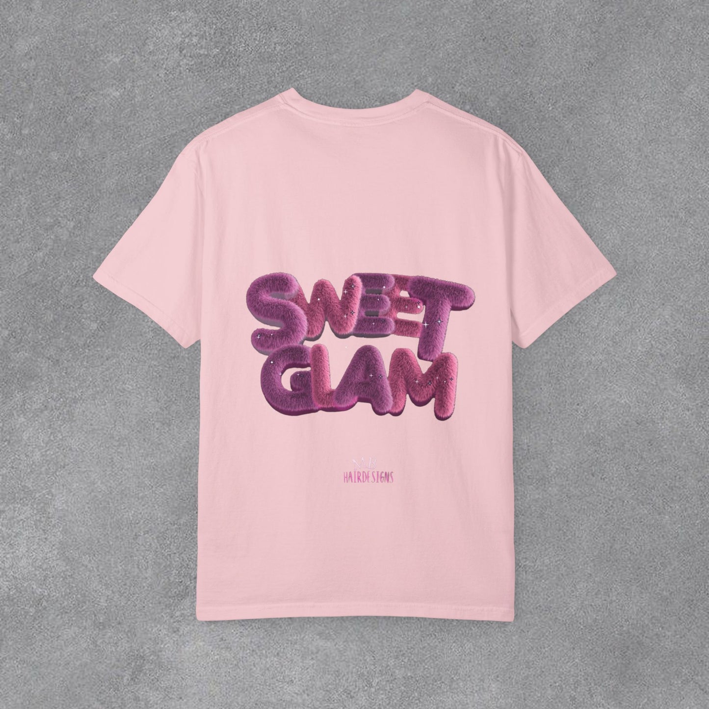 Copy of 💗 TATLI GÖRÜN,TARZINLA İZ BIRAK! 💗  “Sweet Glam” Puff Logo Tee ✨ Pembe kadife pençe detayıyla basic tişört anlayışını tamamen değiştiriyor. 🎀
