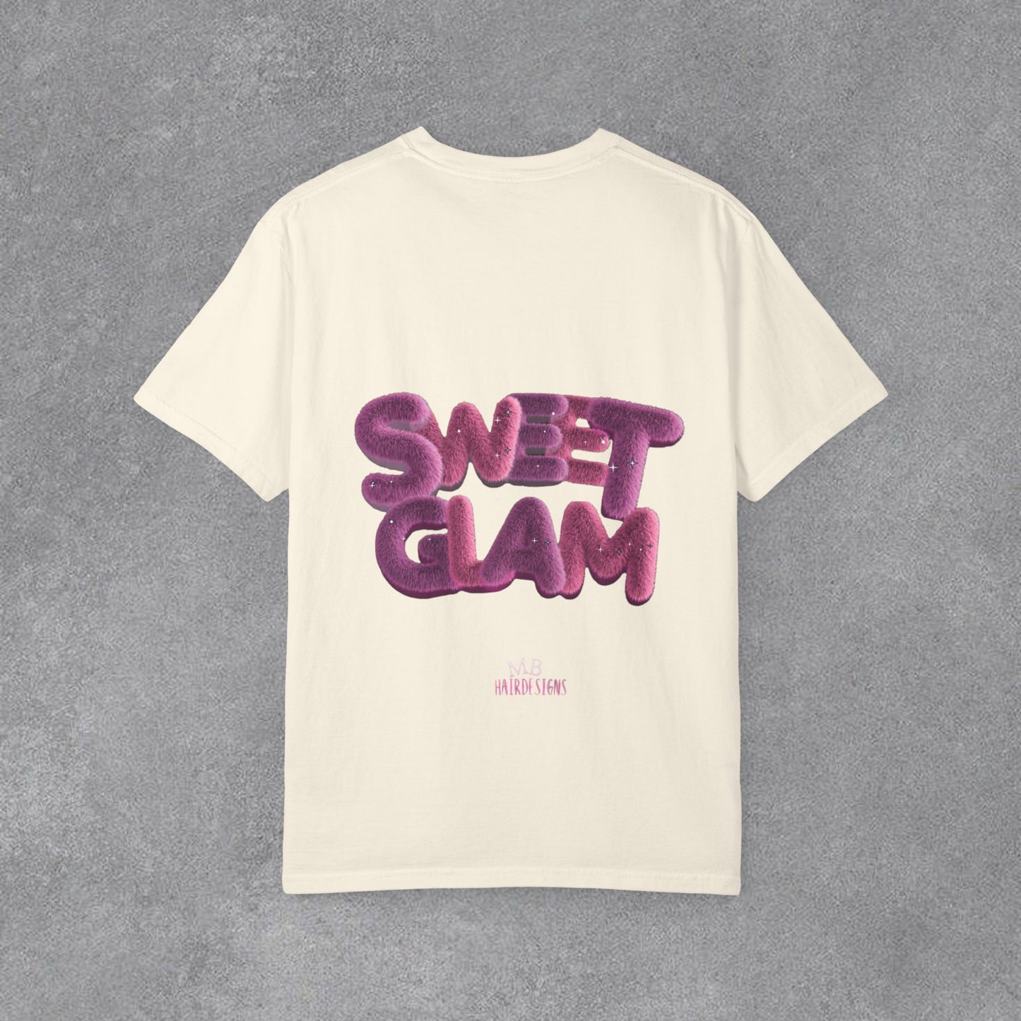 Copy of 💗 TATLI GÖRÜN,TARZINLA İZ BIRAK! 💗  “Sweet Glam” Puff Logo Tee ✨ Pembe kadife pençe detayıyla basic tişört anlayışını tamamen değiştiriyor. 🎀