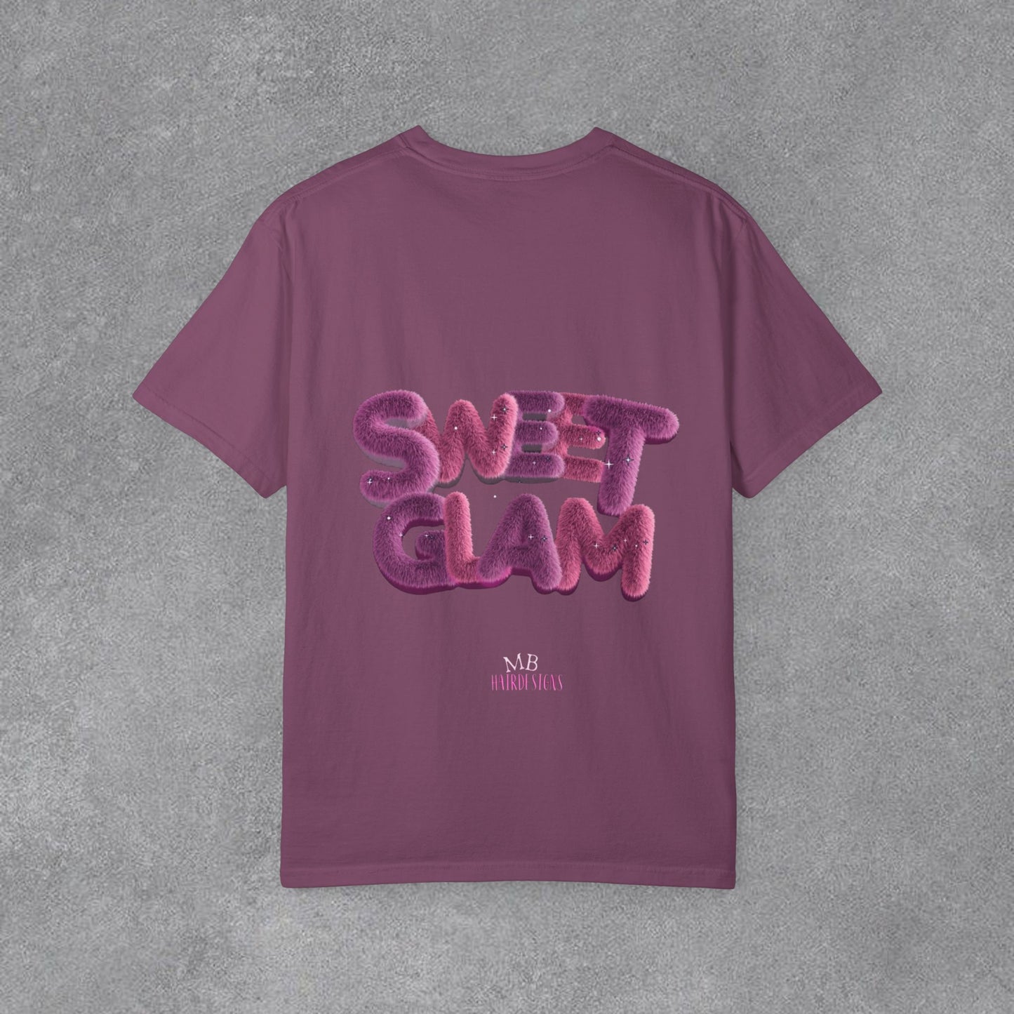 Copy of 💗 TATLI GÖRÜN,TARZINLA İZ BIRAK! 💗  “Sweet Glam” Puff Logo Tee ✨ Pembe kadife pençe detayıyla basic tişört anlayışını tamamen değiştiriyor. 🎀